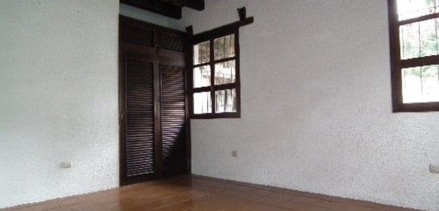 H281 – Casa en renta con 3 dormitorios sin muebles