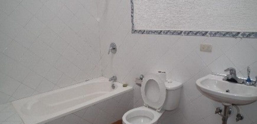 H281 – Casa en renta con 3 dormitorios sin muebles