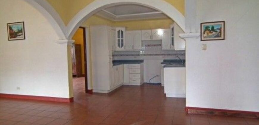 H253 – Casa en renta de 4 habitaciones semi amueblada