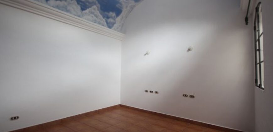 G236 – Casa en renta de 3 habitaciones sin muebles