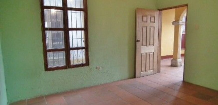 F239 – Casa en renta de 4 habitaciones sin muebles