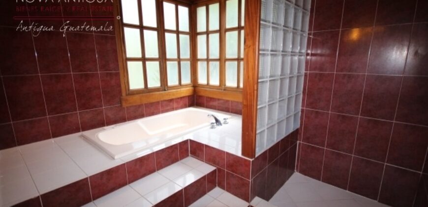 D258 – Casa en renta de 6 habitaciones sin muebles