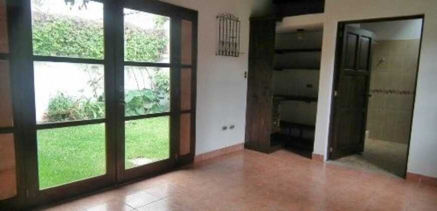 D255 – Casa en renta 4 habitaciones sin muebles