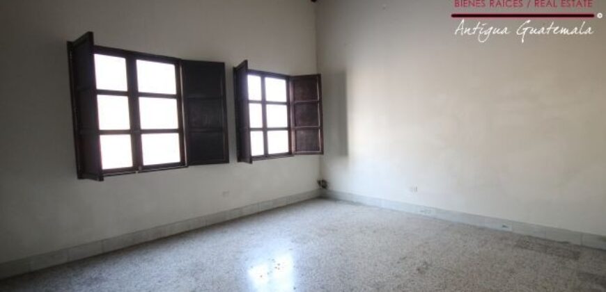 D238 – Hermosa casa en renta de 13 Habitaciones