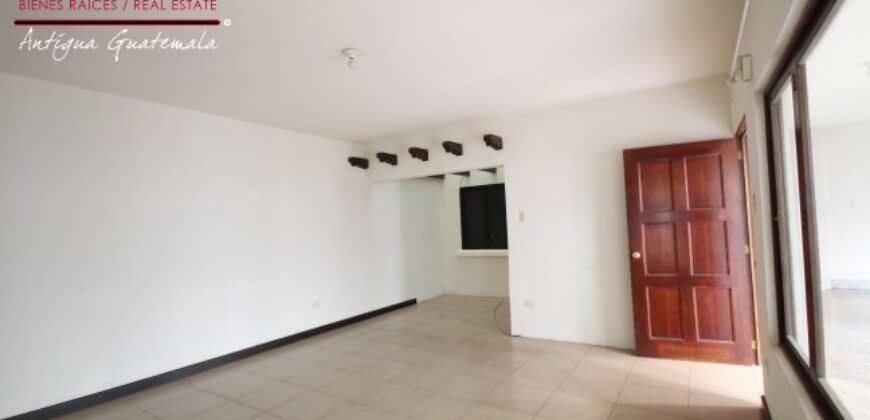 D238 – Hermosa casa en renta de 13 Habitaciones