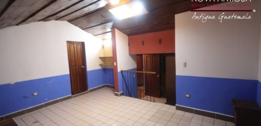 A561 – Casa en renta de 3 habitaciones, a tres cuadras del parque