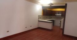 A573 – Casa 2 cuadras del Parque Central sin muebles