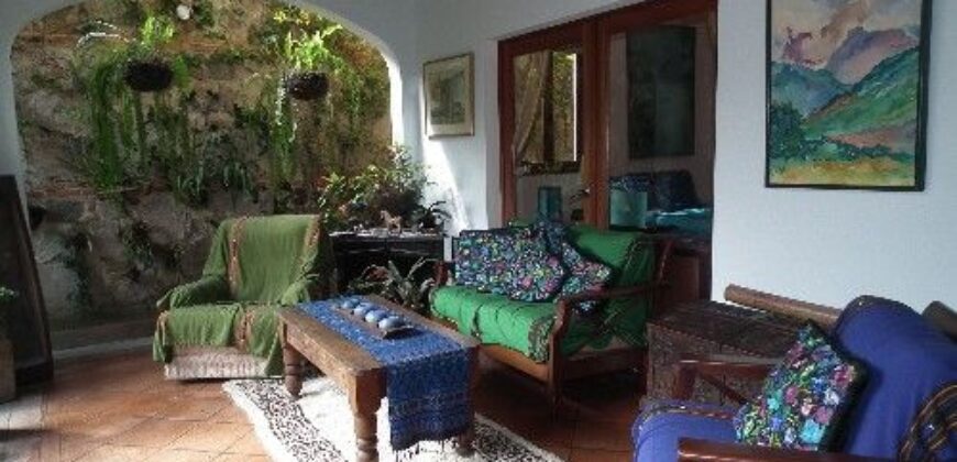 A845 – Hermosa casa colonial a distancia caminable del parque central