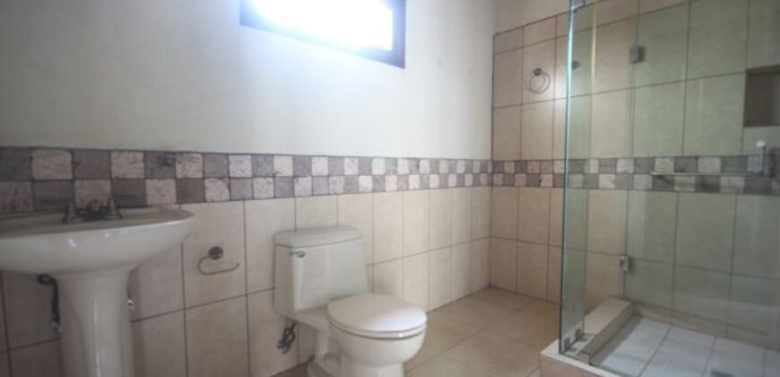 F294 – Casa en renta sin muebles de 5 habitaciones