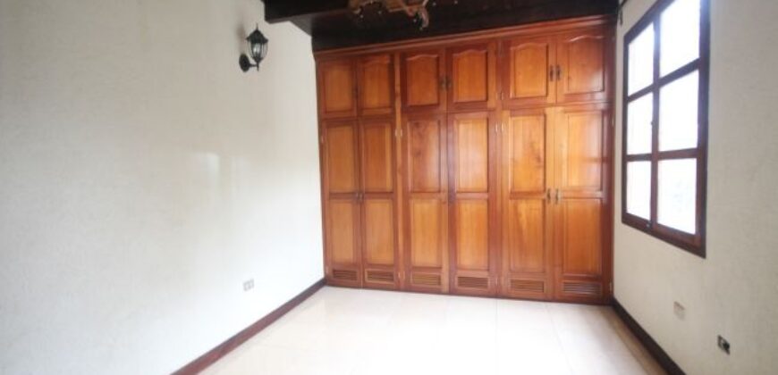 F294 – Casa en renta sin muebles de 5 habitaciones