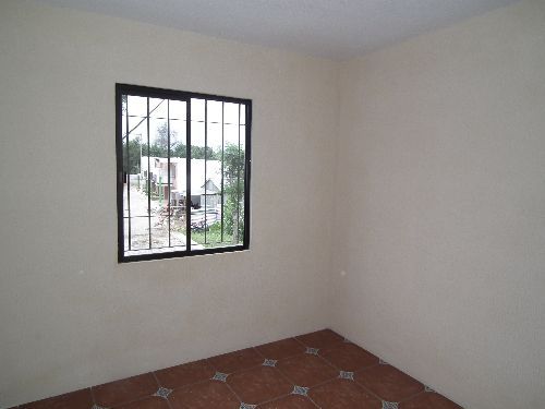 J293 – Casa de 3 habitaciones sin muebles en San Miguel Escobar