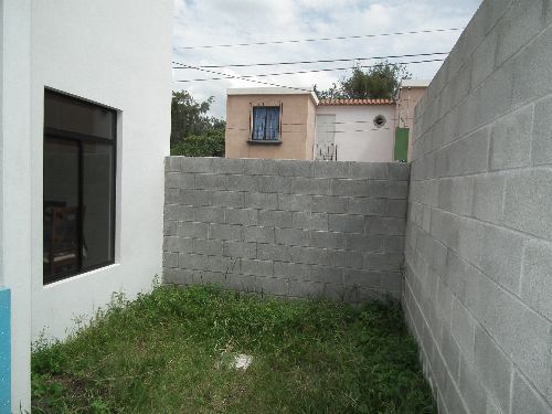 J293 – Casa de 3 habitaciones sin muebles en San Miguel Escobar