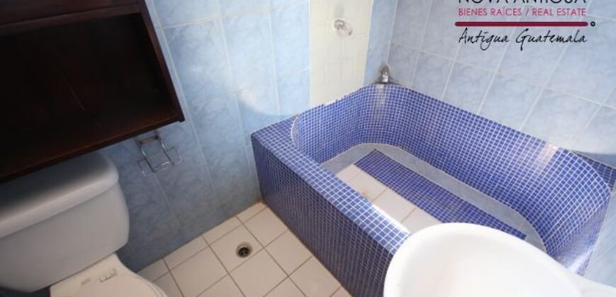 J292 – Casa en renta sin muebles 6 habitaciones