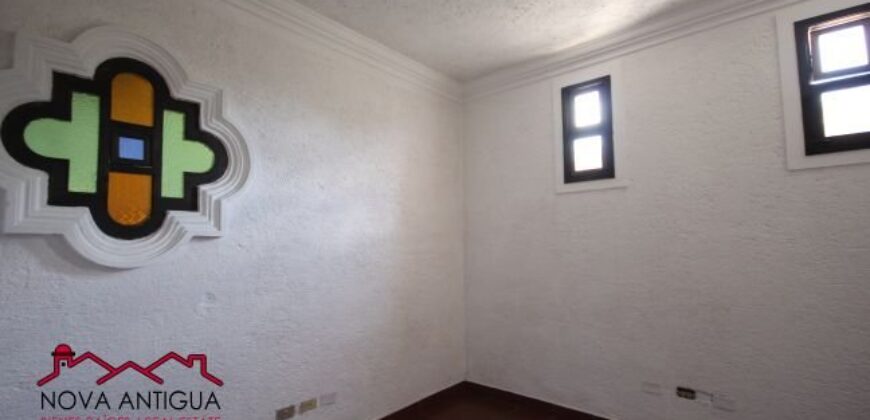 J292 – Casa en renta sin muebles 6 habitaciones