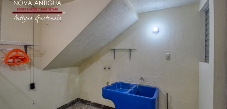 J284 – 3 bedroom house unfurnished