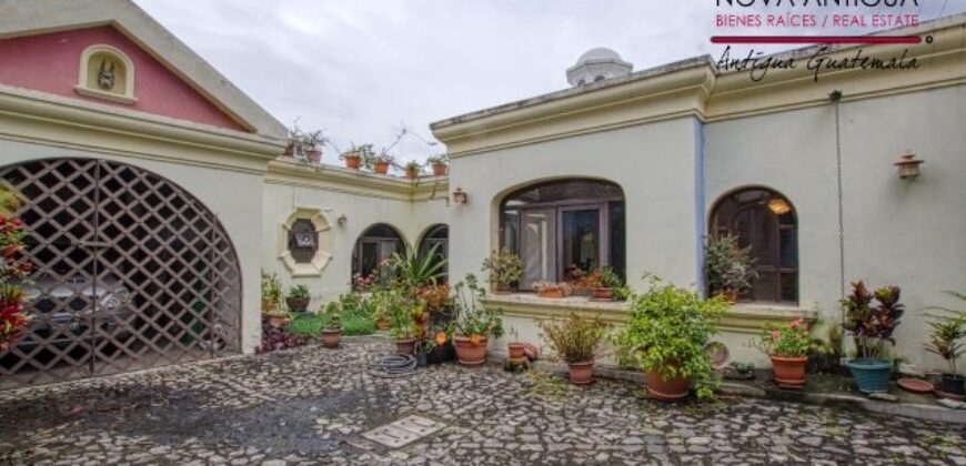 A1011 – Large estate in the heart of Antigua
