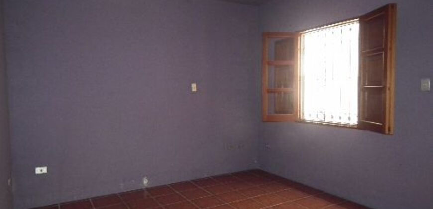 F315 – Casa de 2 niveles con 8 habitaciones