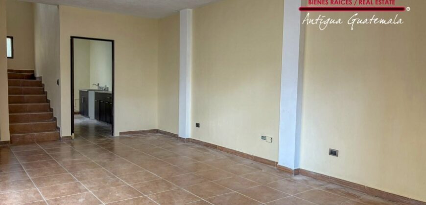 F316 – Casa en renta 3 habitaciones sin muebles