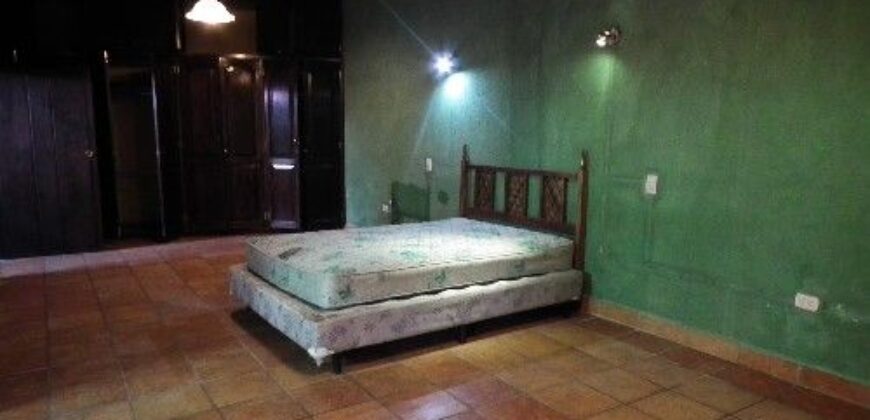 F387 – Casa en renta semiamueblada