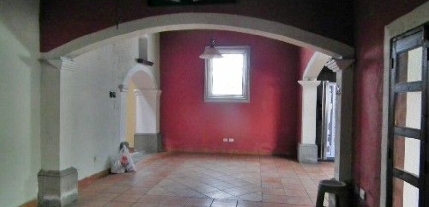 F387 – Casa en renta semiamueblada