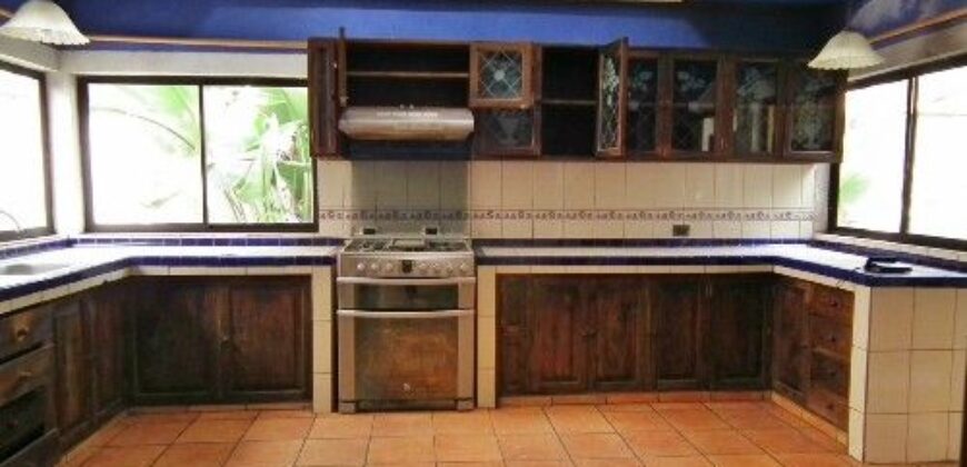 F387 – Casa en renta semiamueblada