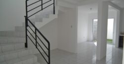 O203 – Bonita casa de dos niveles en Complejo Residencial