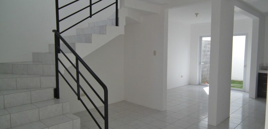O203 – Bonita casa de dos niveles en Complejo Residencial