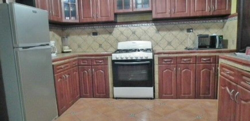 A3077 – Casa en renta amueblada de 3 habitaciones