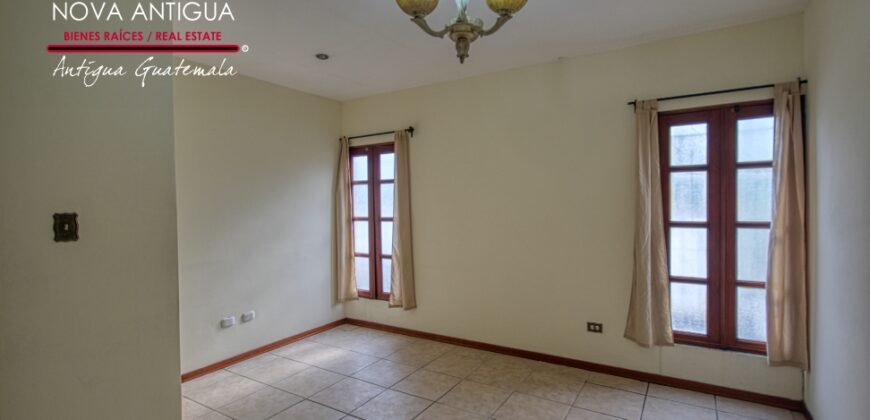 D269 – Amplia casa de 5 habitaciones a la renta sin muebles