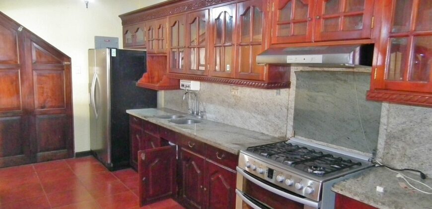 F320 – Casa de 6 habitaciones parcialmente amueblada