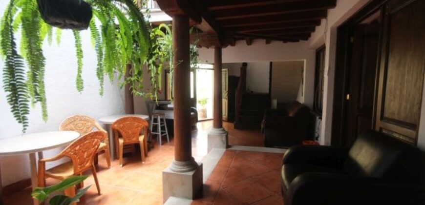 A3091 – Casa completamente amueblada a tan solo 3 cuadras del parque central