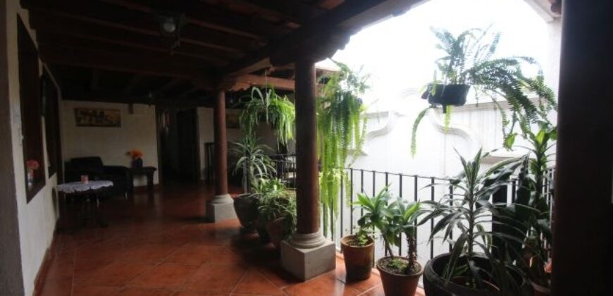 A3091 – Fully furnished house only 3 blocks away from the Central park