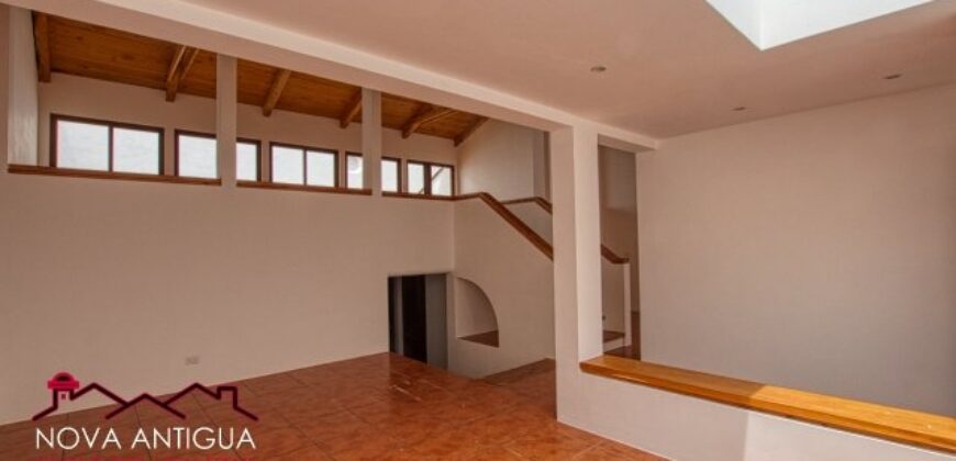 A3382 – Ample retail space three blocks from the Central Park