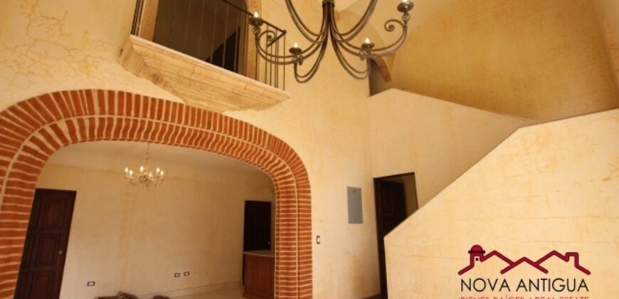J308 – Beautiful apartment with Venetian details in the area of Ciudad Vieja