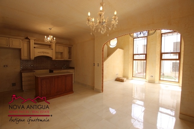 J308 – Beautiful apartment with Venetian details in the area of Ciudad Vieja