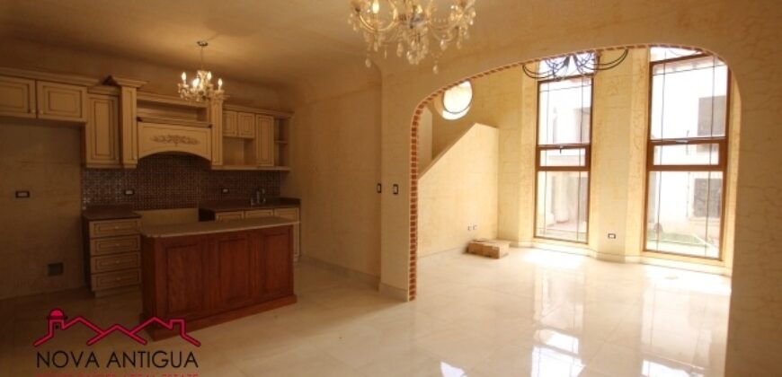 J308 – Hermoso apartamento con toque Veneciano en el área de Ciudad Vieja