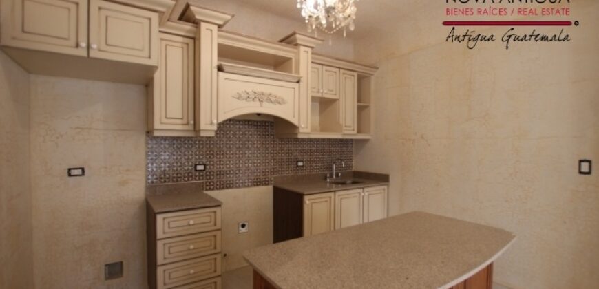 J308 – Beautiful apartment with Venetian details in the area of Ciudad Vieja