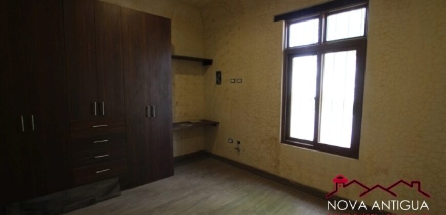 J308 – Beautiful apartment with Venetian details in the area of Ciudad Vieja