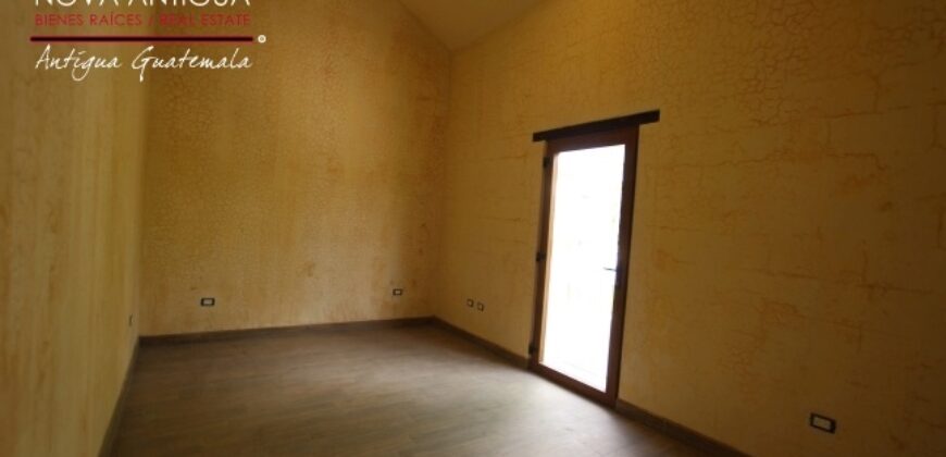 J308 – Beautiful apartment with Venetian details in the area of Ciudad Vieja