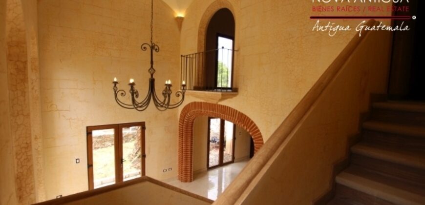 J308 – Beautiful apartment with Venetian details in the area of Ciudad Vieja