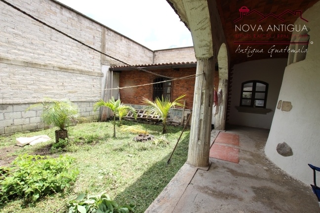 R18 – House in gated community in Alotenango