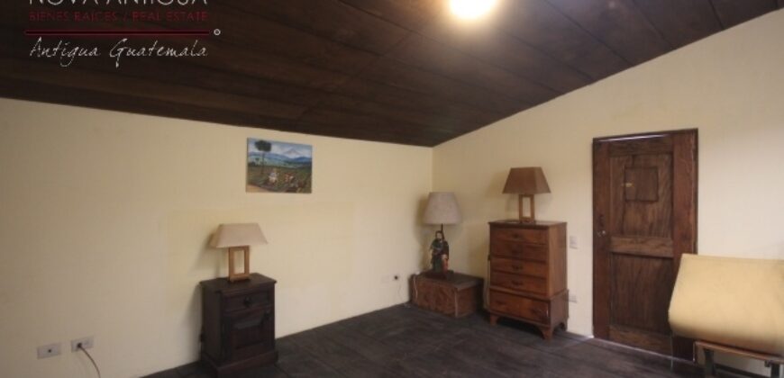 A3401 – Amplia casa con muebles a 3 cuadras del parque central