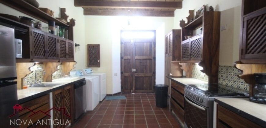 A3401 – Amplia casa con muebles a 3 cuadras del parque central