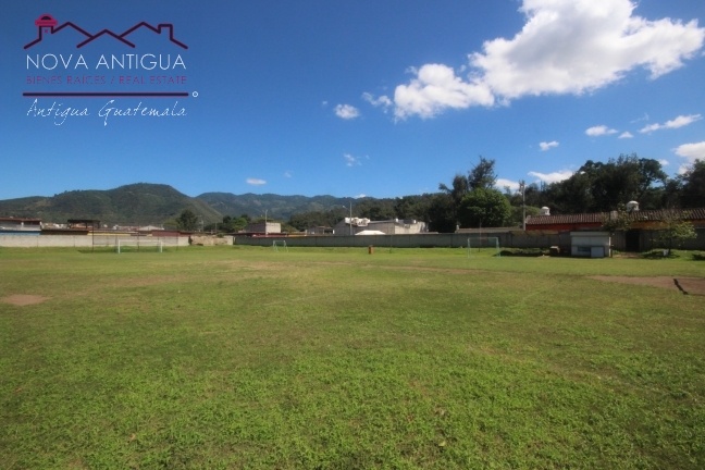 A3397 – Flat land for rent a few blocks from la Calzada Santa Lucía