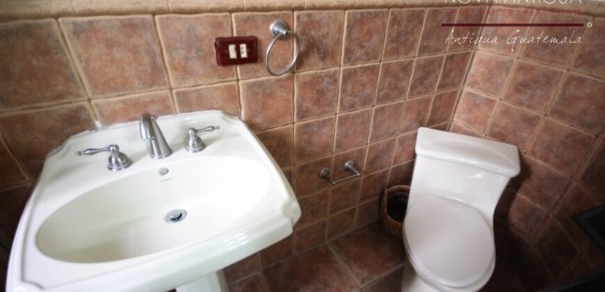 A3405 – Linda casa amueblada dentro de condominio en el centro de Antigua