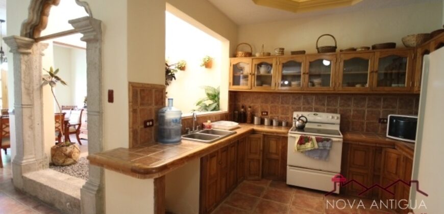A3405 – Linda casa amueblada dentro de condominio en el centro de Antigua