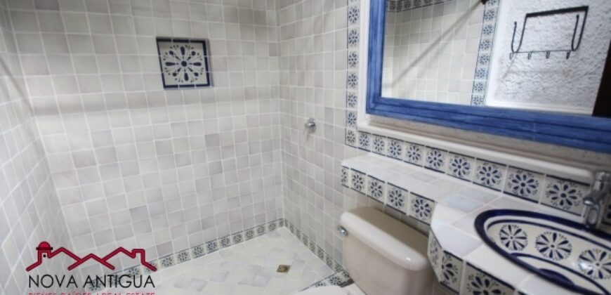 E238 – Casa amueblada en el área de Santa Ana