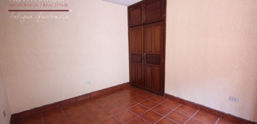 E237 – Casa en renta con muebles o sin muebles