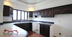 A1088 – Casa en condominio residencial en centro de Antigua