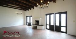 A1088 – Casa en condominio residencial en centro de Antigua